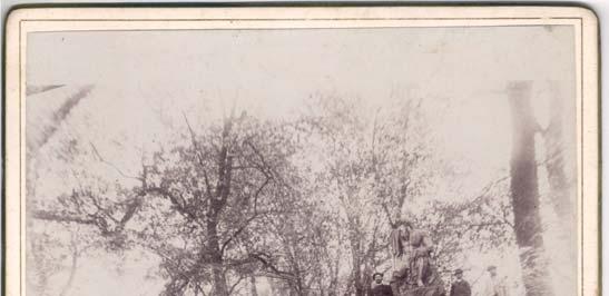 A kastélykerthez tartozó nagy tó északi végén az 1830-as években egy téglaboltozatos híd állt, amely egy 3-4 méter magas zuhatag fölött ívelt át; déli oldala zsilipként is funkcionált a patak és a