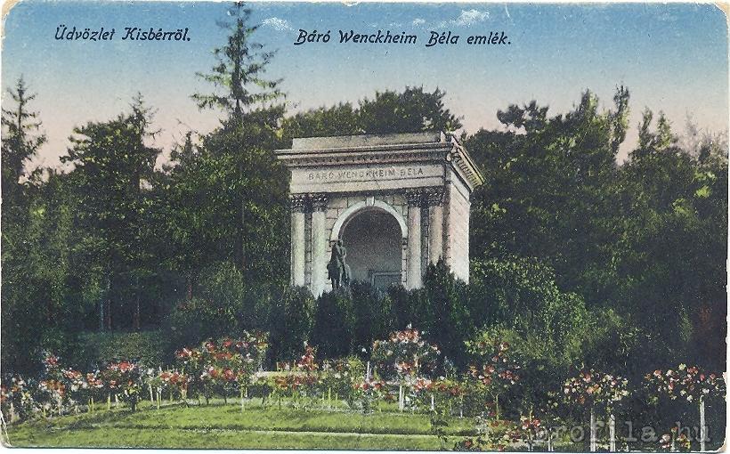 35/j. Wenckheim Béla emlékműve a mesterséges domb kastély felőli oldalán (képeslap az 1900-as évek elejéről [Profila]) A kastélykertet 1946-ban egy újonnan létesített utcával (Szabadság utca)