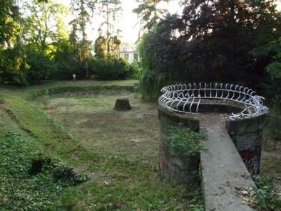 (HNG, 2011) A kastély közelében, a Vadászkastély és a Kápolna-tó között