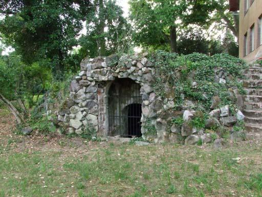 A grotta bejárata délkeletre, a Vadászkastélyra tekint. 37/h.
