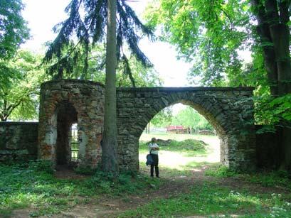 ) A szabadkőműves alkotó szellemiségre jellemző módon számos építményt emeltek a kert kitüntetett pontjain, 429 melyekről Mednyánszky Alajos (1784-1844) Malerische Reise auf dem Waagflusse in Ungern