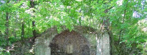 Római szentély (Grotte): a Cseke-tó partján, a műrom közelében (délkeletre) található széles, boltíves kőfülkét az egykori lófürdető medencén átívelő kőhíd végén alakították ki (53/r. kép).