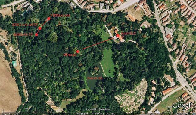 erdőszerű park berendezése természetességével elragad, tisztásaival, kilátóival leköti érdeklődésünket írja néhány bekezdéssel korábban.