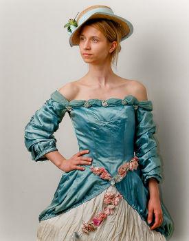 századi női viselet gazdagsága A XVIII. század folyamán a rokokó megjelenése a barokk stílusirányzat lezárását jelentette.