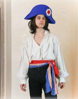 Férfi viselet a nagy francia forradalom idején Az asszonyok forradalmi öltözéke is szakított az előkelőek körében divatos korábbi hagyományokkal.