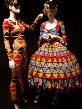 Vivienne Westwood kreáció 2009-ből A XX. századi divat alakulását végigkísérte a keleti öltözködés, azon belül is az ősi múlttal rendelkező japán öltözködés hatása.