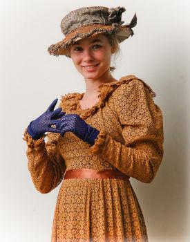 bő vonalú szoknyarészét ebben az időben uszályos hosszúságúra szabták. Ez még nem volt igazán kényelmes öltözék. 1810 körül alakult ki a jellegzetesen karakteres empire női viselet.