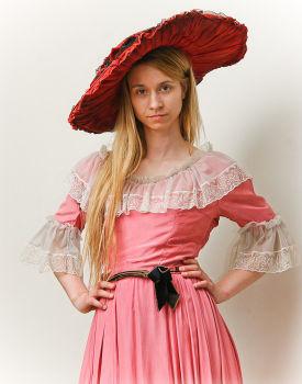 egyaránt. 2.3.3. Női divat A női öltözködés sokat változott, 1830 után kialakult a jellegzetesen biedermeier ruhaforma. Újra divatba jött a karcsú derék és ezzel a kíméletlen fűzők használata.
