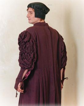 A francia reneszánsz jellegzetes motívuma a három liliom volt, és a női viselet alapvetően olaszos jelleget öltött, a felsőruha ujját gyakran prémkézelő díszítette, és itt vált egyre hangsúlyosabbá