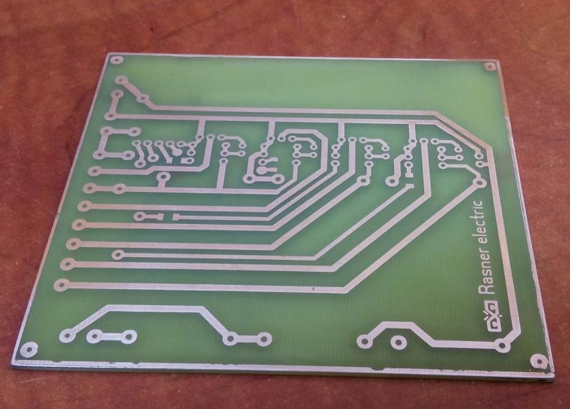Egy egyedileg legyártott vezérlő és tápellátó áramkörre, amely ellátja stabil 5V tápfeszültséggel a Raspberry Pi számítógépet, továbbá tartalmaz egy FET- es meghajtású kapcsoló áramkört, amellyel
