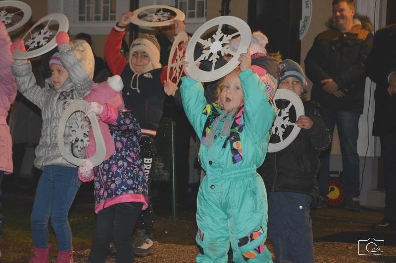 Advent harmadik vasárnapján december 11-én Loy Lászlóné iskolaigazgató és Juhász Judit óvodavezető gyújtotta meg az adventi koszorú harmadik gyertyáját a Városháza előtti téren.