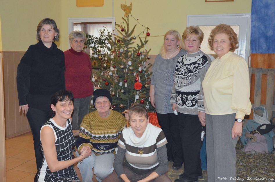 sorra. A gyermekek óriási örömmel fogadták a klubtagok kézimunkáit (figurákat, quilling képet, babaruhákat, takarókat, stb).