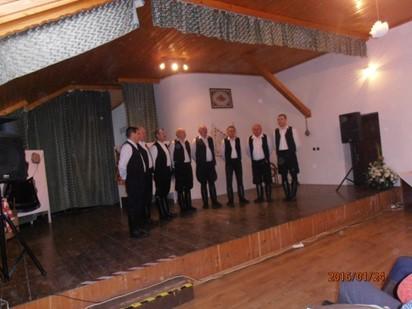Samozrejme hlavne naším spevom sme skrášlili podujatia ako stavanie Adventného venca a Vianočná dedinka. Pod názvom "Zdravíme Ťa Matka naša," sme ohlásili koncert v máji v kostole.