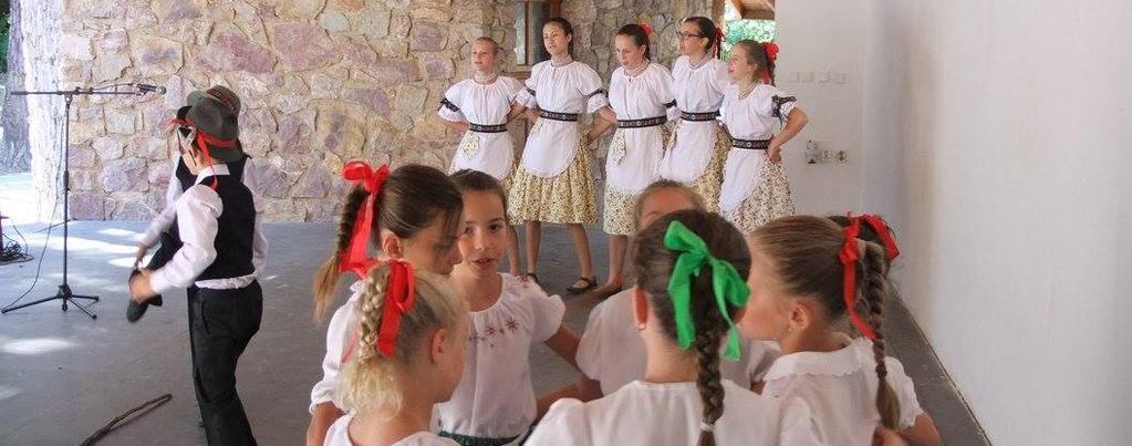 Zo života tanečného súboru 18 Detský tanečný súbor Szél fújja pántlikám sa v uplynulom polroku zúčastnil mnohých podujatí, vďaka ktorým sa obohatil o nezabudnuteľné spoločné zážitky.