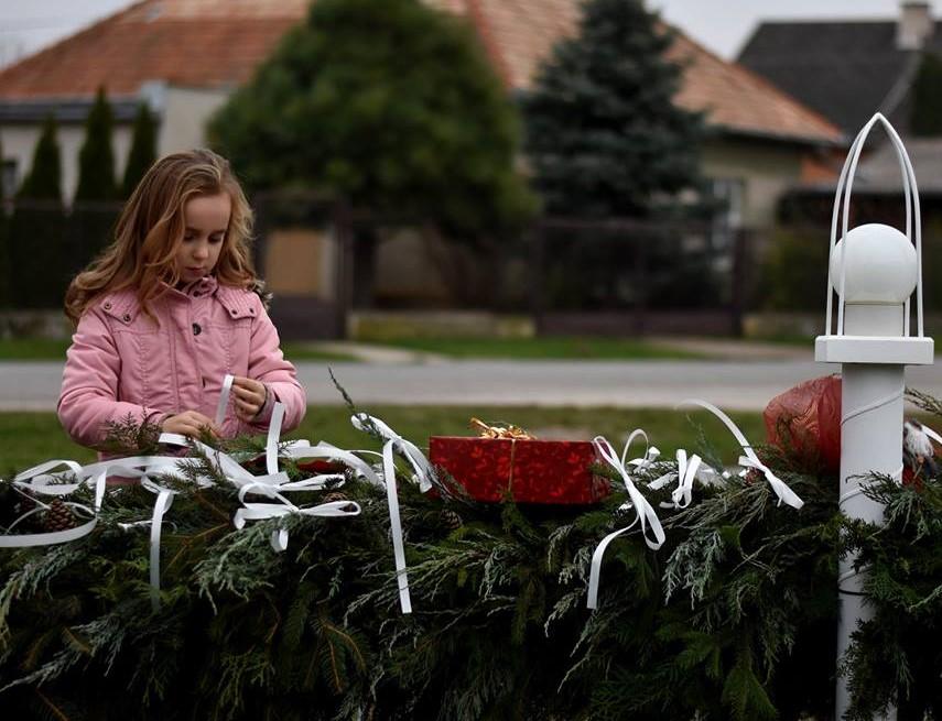 20 Adventný veniec Advent, štyri sviečky, štyri nedele, duchovná príprava na vianoce. No pre obec Čechynce začiatok adventu bol aj niečím iným, možno povedať aj niečím výnimočným.