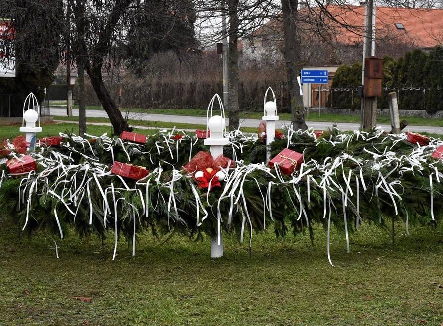 Zamestnanci OcÚ postavili samotný základ venca, osadili sviečky a mohol sa viť veniec. Materiál na veniec nám dodal František Nagy. Hlavnú úlohu v aranžovaní čečiny dostal Alexander Penzeš.