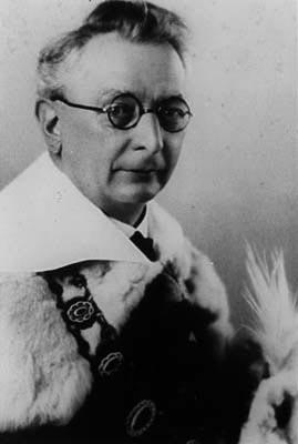 184 T Tankó Béla (Borberek, 1876 - Debrecen, 1946) : egyetemi professzor. Egyetemi évkönyveink szűkszavúan fogalmaznak: Illyefalvi Tankó Béla, bölcsészdoktor, a bölcsészet nyilvános tanára.