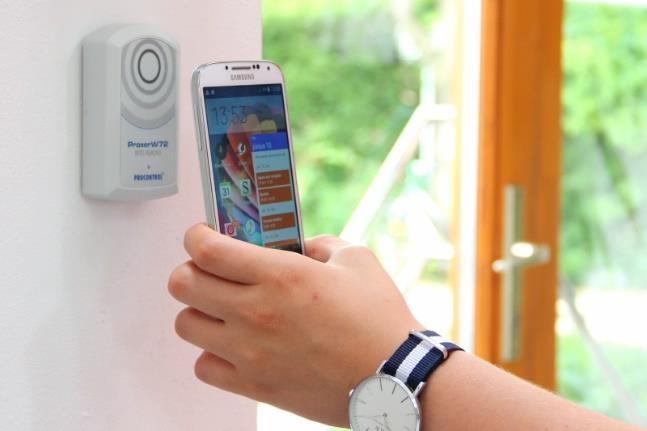 hátlapjával meg kell érinteni az lvasó előlapját. Ekkr az app aktivizálódik és NFC-n elküldi a telefnaznsító infrmációkat az lvasónak, ami alapján elvégezzük a jgsultságellenőrzést.