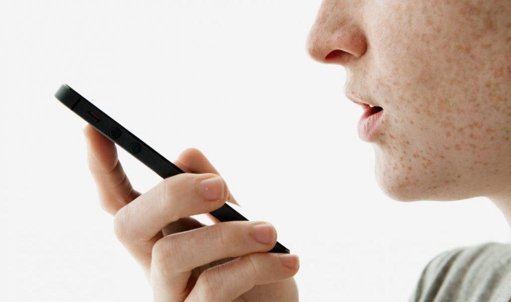 7. Hangminta - A telefnban lévő hangfelvevő/visszajátszó prgram segítségével rögzítünk egy két másdperc hsszú aznsító hangfelvételt - A védett ajtók külső ldalán egy kisméretű mikrfnegységet