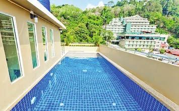 Phuket városa 30 perc, a repülőtér 45 perc alatt autóval elérhető.
