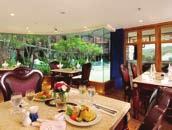 Strand: Patong és Karon Beach néhány perc alatt elérhető Elhelyezés: deluxe, medencére néző szoba; (34,5 m2), balkon, légkondicionáló,