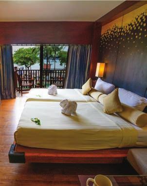 600 Ft/fő/éj Deluxe: 37 m2-es exkluzív berendezésű, komfortos szobák kilátással az Andaman tengerre, vagy a medencére a hotel Sunset vagy Siam szárnyában