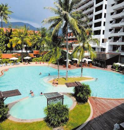 Fekvés: a gyönyörű környezetben fekvő, hegyekkel körülvett resort Phuket nyugati partján, Kata Beach-en, a Kata Shopping Plaza közelében található, fantasztikus
