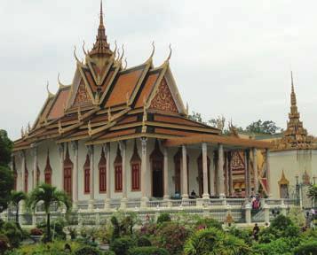 Khmer táncosok 2. nap. PHNOM PENH II. Siem Reap Kambodzsa fővárosának felfedezése: Királyi Palota, Ezüst Pagoda, Angkor Múzeum, Central Market repülete. Du. rövid repülőút Siem Reap-be.