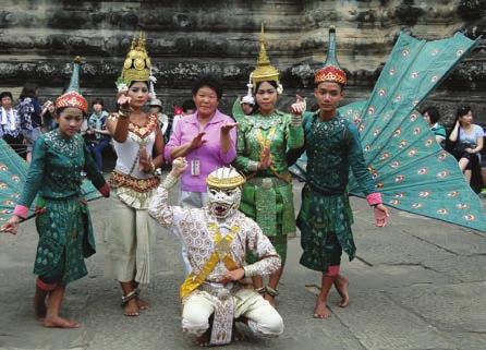 Megtekintjük a csodálatos Khmer templomokat és tereket: az ősi városközpont Angkor Thom díszes kapuja (Victoria Gate az oroszlános híddal), majd belül a Bayon Templom a hatalmas kőarcokkal és a