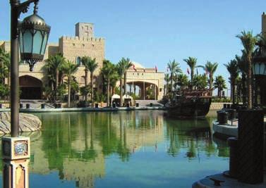 EMIRÁTUSOK / Dubai - SharjaH A sivatag gyöngyszeme Pazar építészeti megoldásokkal tarkított, oázisszerű városok - a mesés olajvagyonnak köszönhetően 50 év alatt nőttek ki a sivatag homoktengeréből.