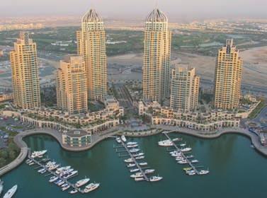 Két városrészből áll, melyet a Dubai-öböl tagol ketté: északon Deira, délen a modern épületeket is magába foglaló Bur Dubai található. A két városrészt két híd és egy alagút is összeköti.