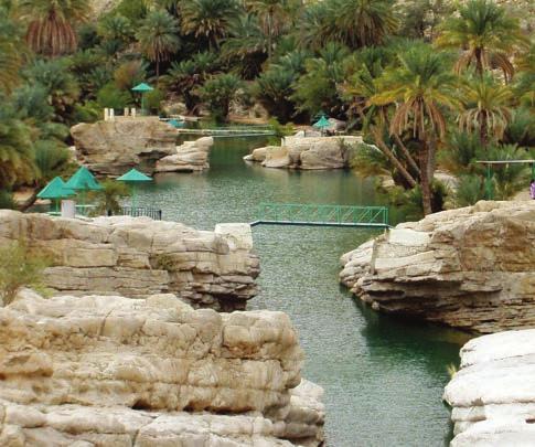 nap: NIZWA-JABREEN Nizwa városa, dombtetőre épült ókori város, ahonnan csodálatos panoráma nyílik a színes épületekre és a piacra.