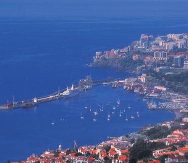 MADEIRA - ékszer az Atlanti-óceánban Úszó virágoskertnek is nevezik Madeira szigetét.