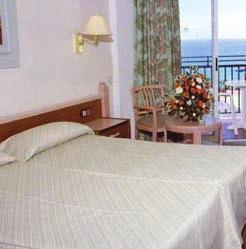 , tágas napozó, trópusi kertben jacuzzi; animáció és esti zenés műsorok, 3 bár, tenisz, internet és TV szoba; miniclub BARCELO MARGARITAS **** - Playa del Ingles Playa