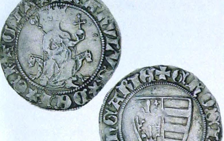 Az 1329-1337 között veretett garasnak nevezett ezüstpénz - amelyből 16 ért egy forintot - előlapjára a trónon ülő uralkodó, hátlapjára címere került.