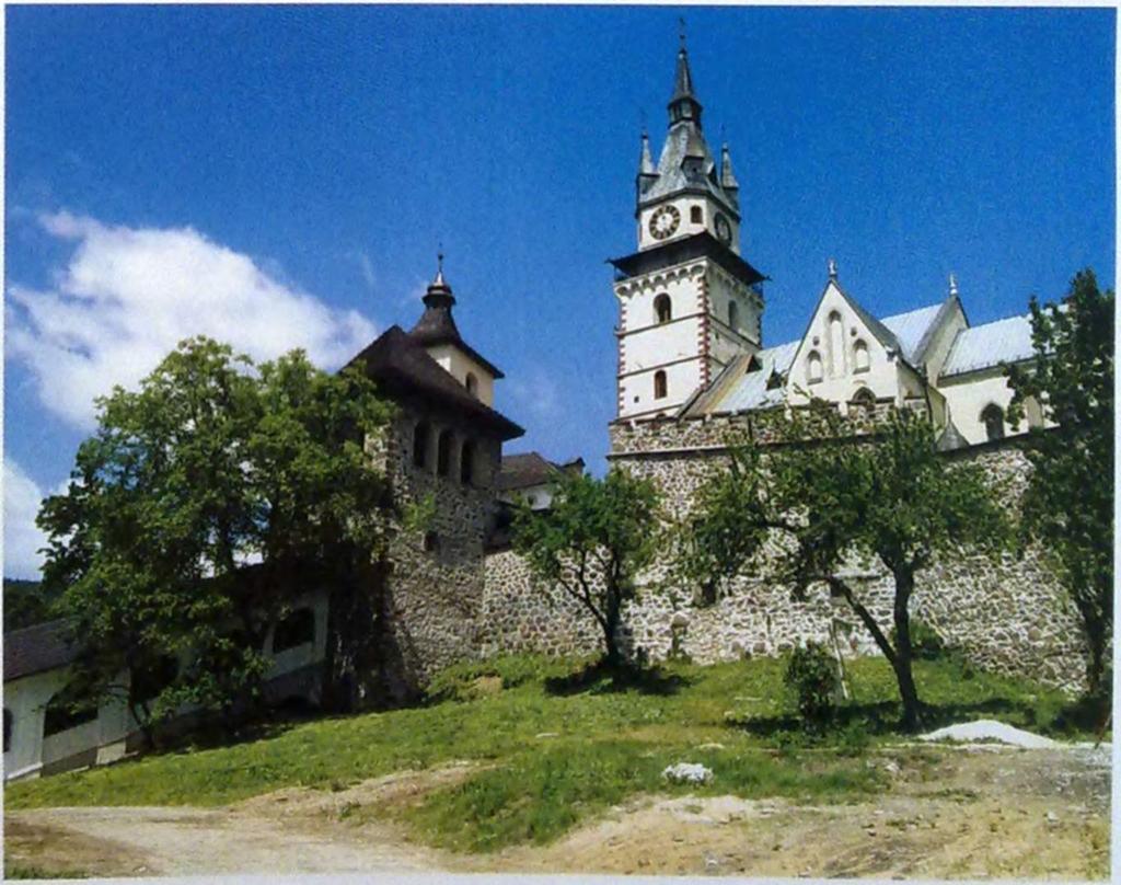 A leggazdagabb lelőhelyre Körmöcbányán bukkantak. Feltárására I. Károly a csehországi Kutten bergből (ma Kutná Hora) hozatott német bányászokat, és 1328-ban széles körű kiváltságokkal látta el őket.