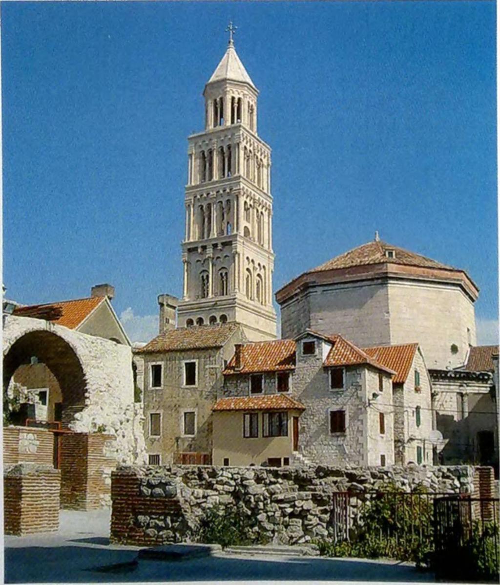 I. (NAGY) LAJOS URALMA A dalmáciai Trau (ma Trogir) erődítménye Spalato (ma Split) óvárosa a katedrálissal Lajost és utódait a terület egyedüli urának, a dalmát hajóknak pedig szabad kereskedést