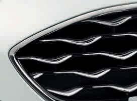 FORD FIESTA Modellek Vignale Külső alapfelszereltségek: 17 10 küllős könnyűfém keréktárcsa Luster Nickel bevonattal Egyedi Vignale méhsejtes felső hűtőrács króm