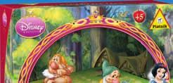 A gazdagon illusztrált játéktáblán Hófehérke és a törpék hívják a gyerekeket egy varázslatos