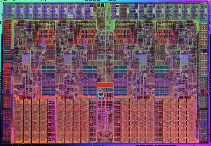 Mikroszámítógép családok Mikroprocesszorok Fejlődésük során egyre komplikáltabbak lettek CISC Complex Instruction Set Computer Hátrányok: Intel quad Core I7-965 Extreme Edition Nagy bonyolultságú,