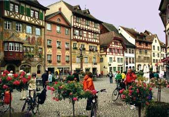 A Frauenkirche a város jelképe, a Zwinger szép parkja, a Semperoper, a Residenzschloss, a Hofkirche, a Fürstenzug pompás épületei és az Elbaparti Brühlsche Terrasse, Pfunds Molkerei várnak ránk.