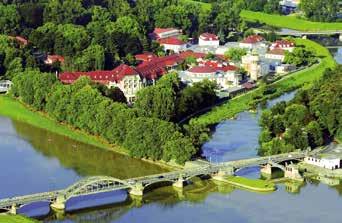 Vitus székesegyház királysírjait, a Jagelló terem csúcsíveit, elidőzünk az Arany Utcácskában, megcsodáljuk a panorámát a királyi kertekből, majd az ünnepélyes őrségváltás ceremóniáját a Köztársasági