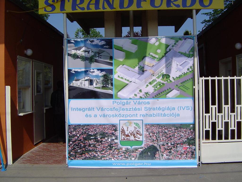 A Strandfürdő bejáratánál elhelyezett