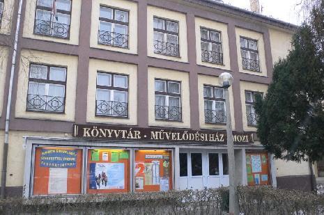elhelyezésének kényszermegoldása okozta zsúfoltság nem vonzó az egyébként könyvek iránt érdeklődő látogatók számára.