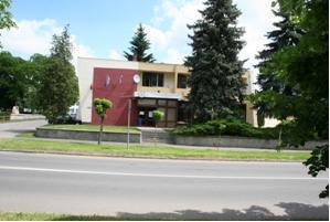 A Munkaügyi Központ a Barankovics téren, a Polgármesteri Hivatal épületével átellenben található, egyemeletes épület földszintjén működik.