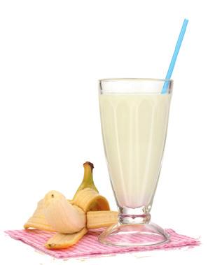 joghurt 30 ml barna rum 5 jégkocka Öntse a limonádét, a lime-lét, az epret, a