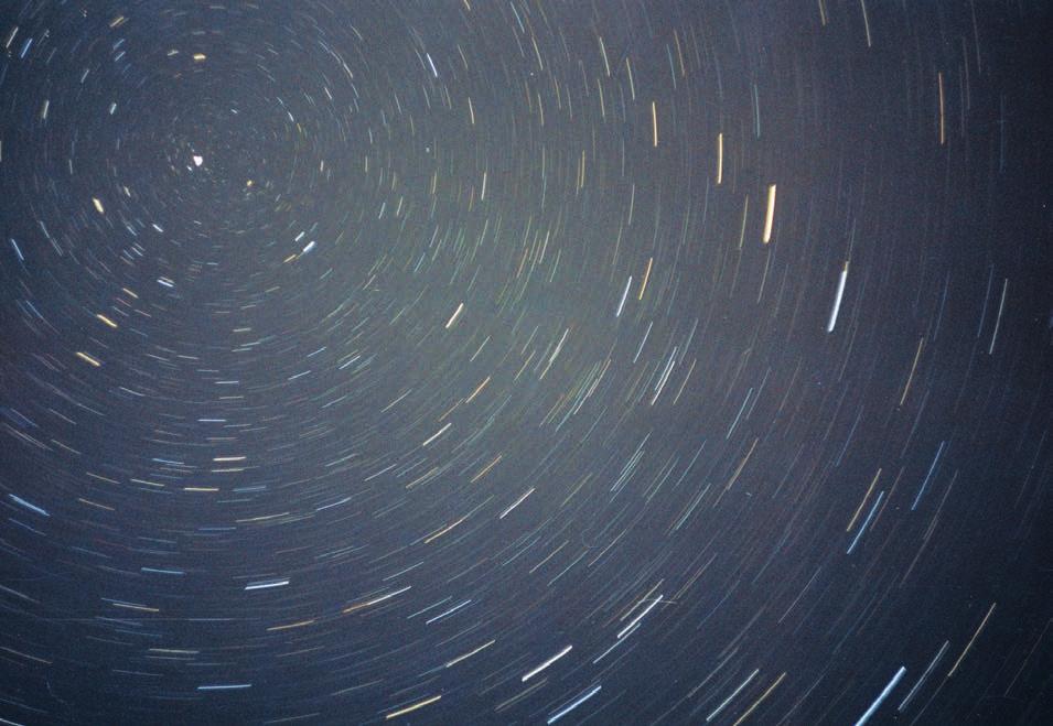 IV. Naprendszer 2. A csillagok A derült éjszakai égbolt sok ezer csillag vibráló fényében tündököl.