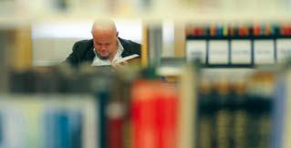 M Magát már láttam ma! Menjen haza! a Magyar Tudományos Akadémia könyvtárában szakdolgozatra készülô egyetemistákat nem egyszer így segíti az olvasóterem felügyelôje.