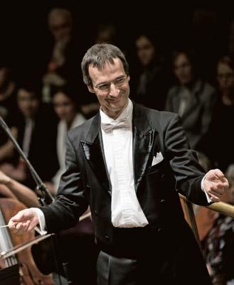 többszörös a túljelentkezés, és karmesterként is népszerűség övezi munkáját a diákság körében. Még Mozart és Beethoven ismert műveiről is tud mindig újat mondani.