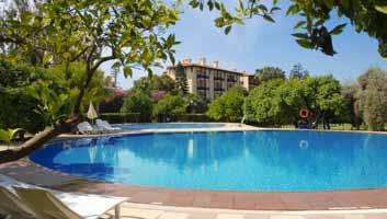 A Hotel Cennet öt 3-4 szintes épületrészekből, a Hotel Acanthus egy négyszintes épületből áll.